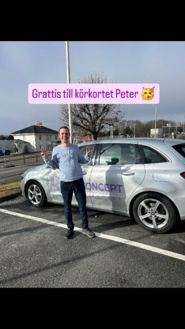 Idag var det Peters tur att visa vad han går för på ett körprov hos Trafikverket. Och han bjöd på en självständig, trafiksäker och miljöanpassad körning som självklart då resulterade i ett godkännande! ✅👌🚙 Ett jättestort GRATTIS till Dig Peter! 🥳🎉🍾🥂 Grymt kämpat från start och hela vägen över mållinjen 💪⭐ Ser fram emot att möta Dig ute på vägarna! Tack för att vi fick vara med Dig under resan mot körkortet. Hoppas att Du får mycket glädje av Ditt körkort 😊
#körkoncepttrafikskola #trafikskola #körskola #uppkörning #körprov